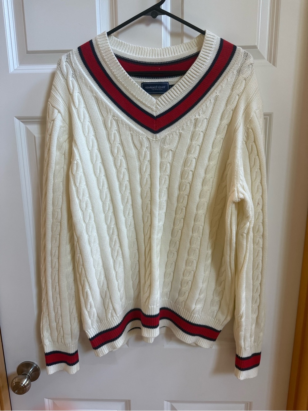 Vineyard vines  Cable Knit V-Neck Sweater with Red & Navy Trim size M NWOT